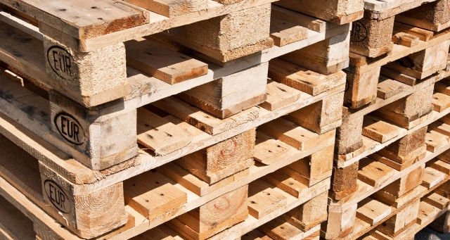 Which industries and applications transport and store using Euro pallets?