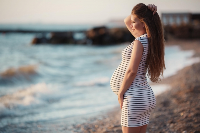 Capturing the Beauty of Motherhood: Beach Maternity Photoshoots and Stylish Maternity Dresses