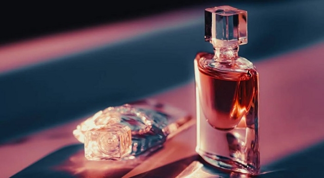 What's the Secret Behind Long-Lasting Perfumes