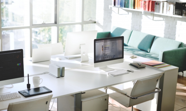 The Benefits and Signs You Need Hot Desk Booking Software for Your Flexible Workspace