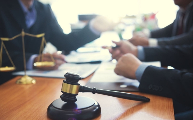 What Does a Commercial Litigation Lawyer Do?