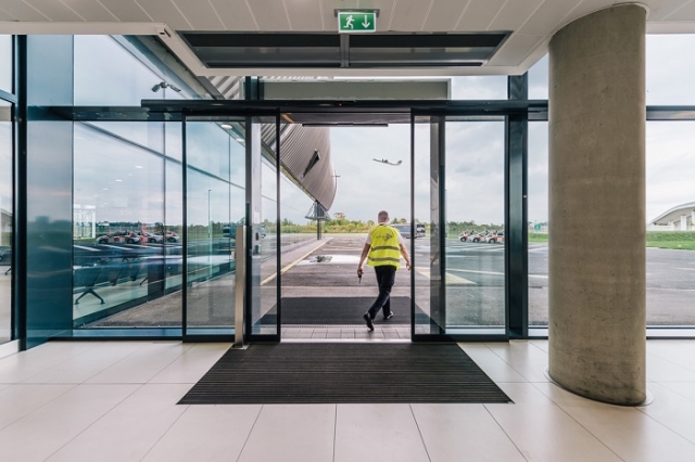 How Can Companies Link Automated Glass Doors with their Identity and Architecture