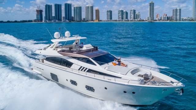 Want to Make Christmas 2023 in Miami Beach Extra Special? Rent a Boat and Sail Away!