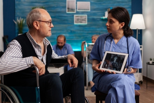 4 Different Senior Care Options : How To Choose The Best Fit For Your Loved One