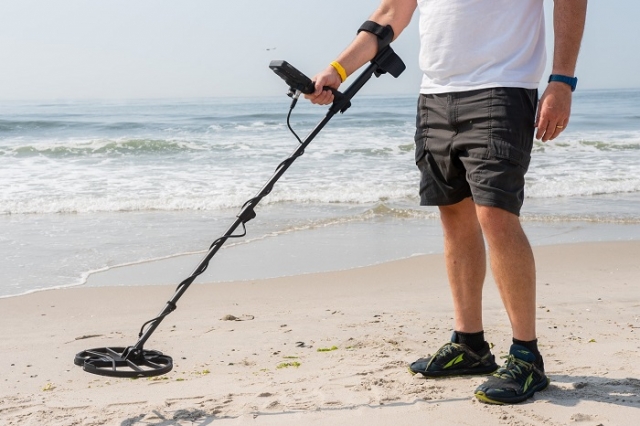How Can Metal Detectors Distinguish Between Different Kinds of Metals