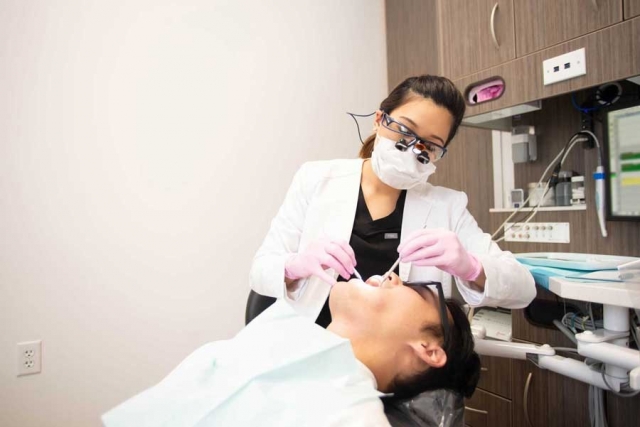 How to Get a Stunning Smile Makeover in Houston TX?