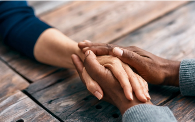 A Helping Hand: Cremation Urns that Facilitate Grief Therapy Through Remembrance