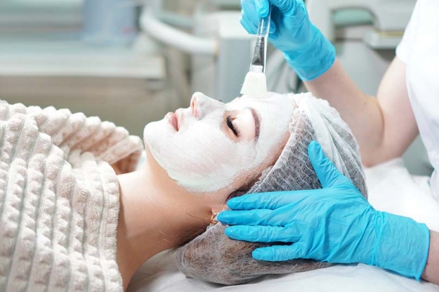 Superficial Chemical Peels in Dubai: Risks and Benefits