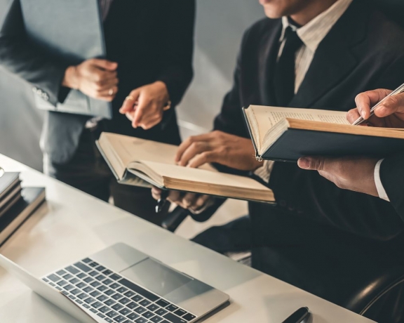 What to Expect When Working with an Arizona Injury Lawyer