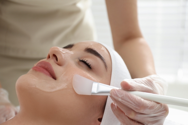 How Effective Are Superficial Chemical Peels for Skin Renewal in Dubai? Expert Tips