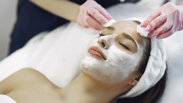 What to Expect from a Superficial Chemical Peel in Dubai: A Comprehensive Guide