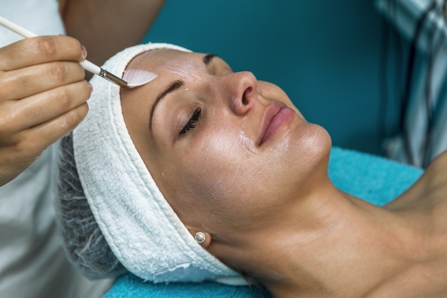 What Are the Benefits of Superficial Chemical Peels in Dubai? Expert Advice