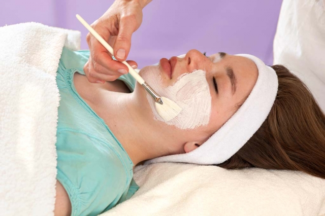 What Are the Risks of Superficial Chemical Peels in Dubai? Essential Information and Tips