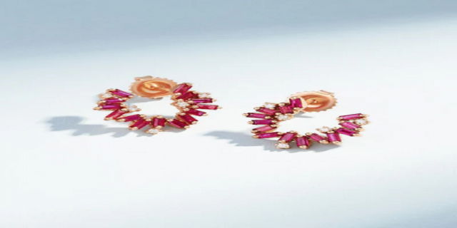 Why 18K Gold Hoop Earrings Are Every It-Girl’s Must-Have