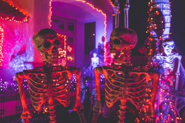 8 Budget-Friendly Ideas for Decorating Your Yard for Halloween