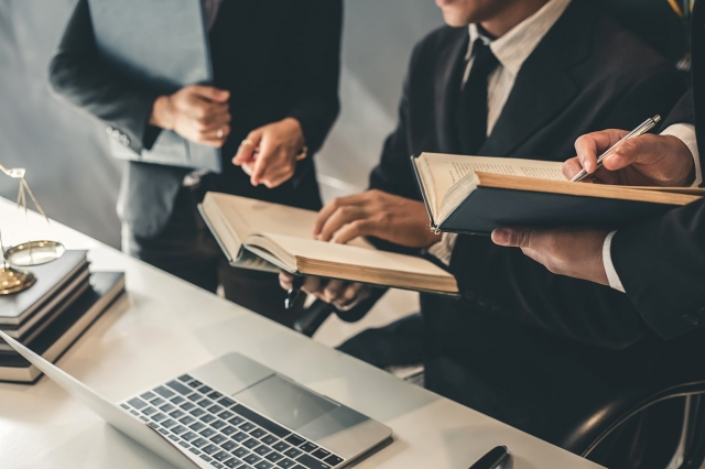 How to Find the Right Corporate Lawyer in Dubai and the UAE: Essential Guide