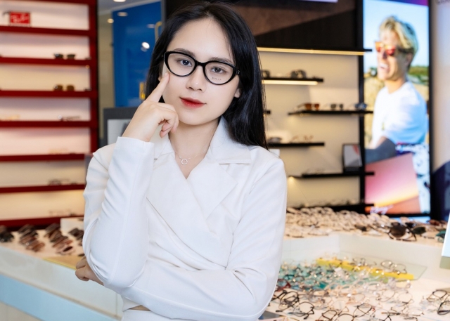 Mua gong kinh can dep thoi trang tai Kinh Hai Trieu
