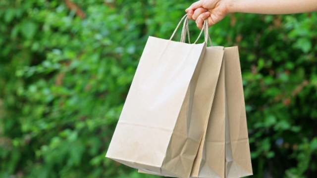 The Advantages of Small Paper Bags with Handles Over Plastic Alternatives