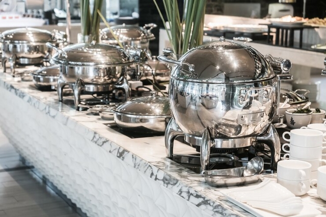 How to Plan a Menu That Matches Your Catering Equipment in the UAE
