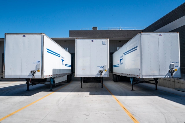 Benefits of Using a Trucking Service to Move