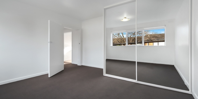 Difference between Wardrobe Sliding Door Vs Hinged Door