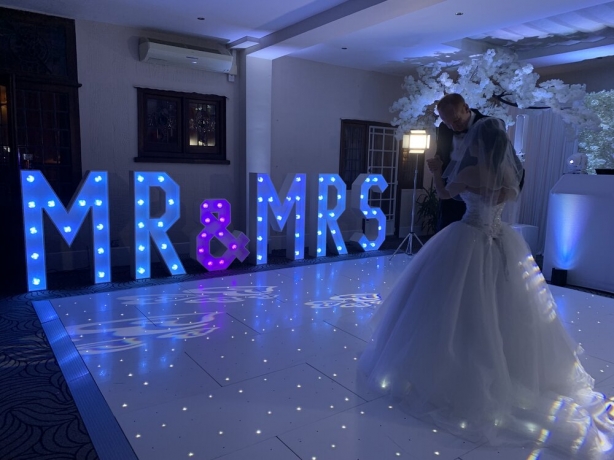 5 Key Factors to Keep in Mind When Selecting Your Wedding DJ