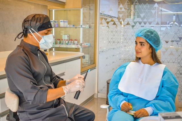 Professionelle zahnärztliche Beratung in einer modernen Klinik