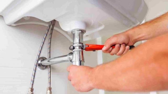 How to clear clogged drain pipe? 