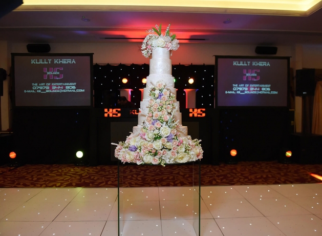 Making Your Way to Your Lavish Wedding Cake Without Any Hassle