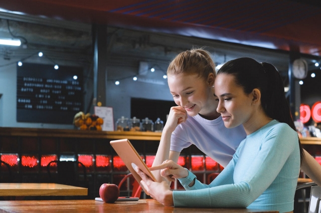 How Digital Signage Can Encourage Healthy Eating Habits in Restaurants and Cafeterias