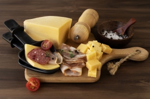Elevating Your Hosting with The Ultimate Meat, Cheese, and Olive Charcuterie Board