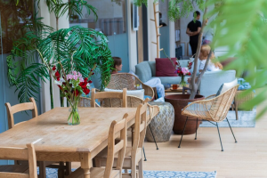 Choosing the Best Restaurant and Café Furniture for Comfort & Style