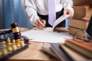 Understanding Legal Fees: What to Expect When Hiring a Lawyer