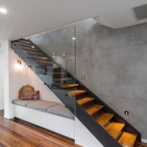 Elevate Your Home’s Style with Modern Steps Glass Railing 
