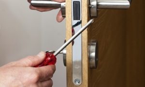 Come risolvere il problema di un chiavistello della porta che resta bloccato