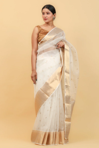 The Timeless Elegance of White and Gold Border Sarees by Vinusto: A Perfect Blend of Tradition and Luxury