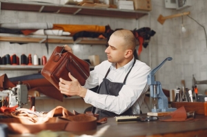 How to Select the Best Leather Bag Maker for Your Brand
