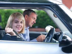 Discover the Advantages of Enrolling in an Automatic Driving School