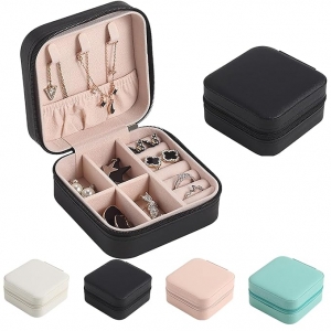 Travel in Style: The Benefits of a Mini Portable Jewelry Organizer