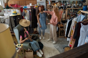 Wholesale vs Dropshipping: Choosing the Right Clothing Vendors in the U.S.