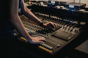 How Can AV Solutions Improve Corporate Training Sessions?