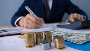 How an Insurance Company Makes a Profit by Taking in Premiums and Making Payouts