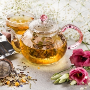 Top 10 Organic Teas That Fight Skin Aging Signs - HolyIndia