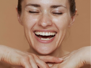 Why Choose a Dental Clinic in Houston Porcelain Veneer Specialist for Your Smile Transformation?