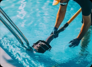 5 Benefits of Hiring a Professional Commercial Pool Cleaner