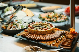 Saveurs épicées et ambiance chaleureuse : pourquoi les restaurants turcs séduisent à Paris