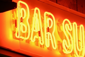 Attira più clienti immediatamente: Il potere delle insegne al neon Roma per i negozi