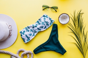Letnie trendy 2025: Najmodniejsze damskie stroje kąpielowe na plażę i basen