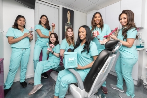 What Are the Advantages of Visiting a Dentist in Manhattan NYC for Dental Implants?