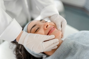 Facial Microneedling vs. Radiofrequency Microneedling: What’s the Difference?